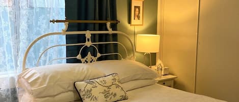 1 habitación, escritorio, tabla de planchar con plancha y wifi gratis