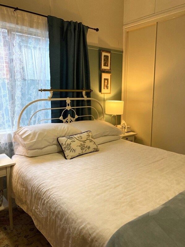 1 habitación, escritorio, tabla de planchar con plancha y wifi gratis 