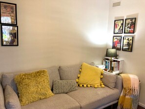 Smart TV, books, stereo - La Maison Rose - a French style garden retreat in the heart of Wangaratta (Wangaratta)