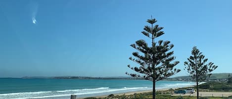 靠近海滩、沙滩椅