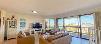 Holiday on Hero, Dog Friendly, outdoor SPA, 3 mins walk to the beach, fast Wifi