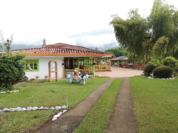 Property grounds - Room with 2 double beds Number 2 (COMBIA)