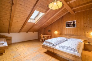 Une pièce en bois avec un lit, un bureau et une chaise.