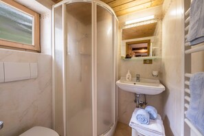 Shower, towels - Apartment "Enzian - Nusserhof" near Skiing Area with Mountain Views & Balcony (Hafling)