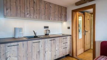 Kylskåp, spishäll, diskmaskin och kaffe- och tebryggare