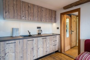 Refrigerador, placa de cocina, lavavajillas, cafetera/tetera