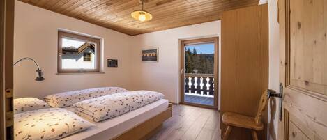 2 slaapkamers, een strijkplank/strijkijzer, gratis wifi, beddengoed