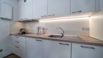 Kylskåp, spishäll, diskmaskin och kaffe- och tebryggare