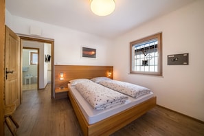 2 slaapkamers, een strijkplank/strijkijzer, gratis wifi, beddengoed