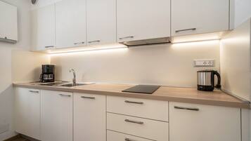 Kylskåp, spishäll, diskmaskin och kaffe- och tebryggare