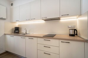 Kylskåp, spishäll, diskmaskin och kaffe- och tebryggare