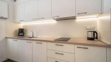 Fridge, stovetop, dishwasher, coffee/tea maker