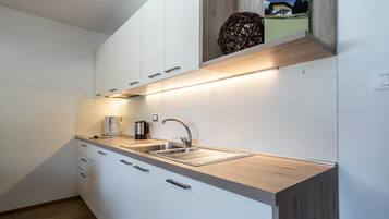 Fridge, stovetop, dishwasher, coffee/tea maker