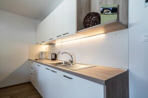 Fridge, stovetop, dishwasher, coffee/tea maker - Apartment "Kratzberg" near Skiing Area with Forest View, Wi-Fi, Balcony & Shared Garden (Falzeben)
