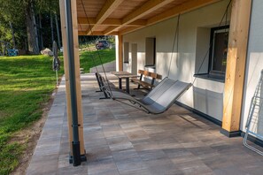 Outdoor dining - Apartment "Kratzberg" near Skiing Area with Forest View, Wi-Fi, Balcony & Shared Garden (Falzeben)