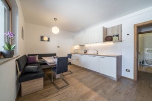 Interior - Apartment "Kratzberg" near Skiing Area with Forest View, Wi-Fi, Balcony & Shared Garden (Falzeben)