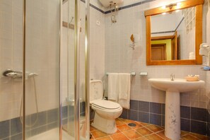 Shower, hair dryer, towels - Vacation Home "Duplex La Tea" in the Mountains, with Wi-Fi & Terrace (Tejeda)