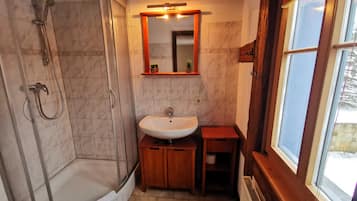 Douche, sĂšche-cheveux, serviettes fournies, savon