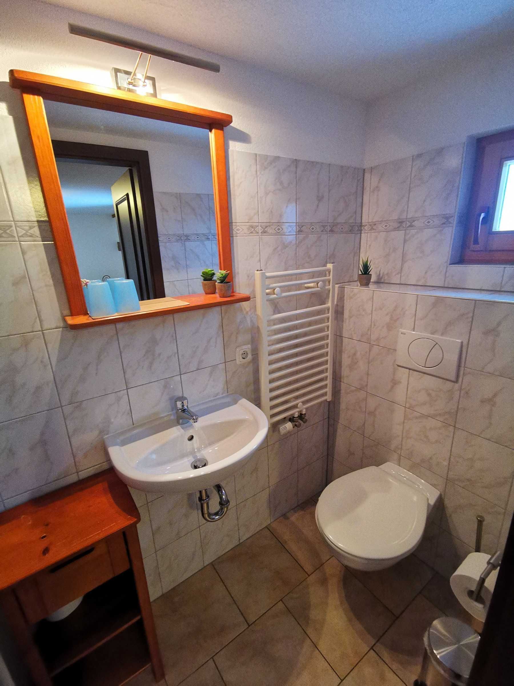 Douche, sèche-cheveux, serviettes fournies, savon