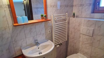 Douche, sĂšche-cheveux, serviettes fournies, savon