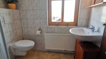 Douche, sĂšche-cheveux, serviettes fournies, savon