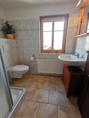 Douche, sèche-cheveux, serviettes fournies, savon