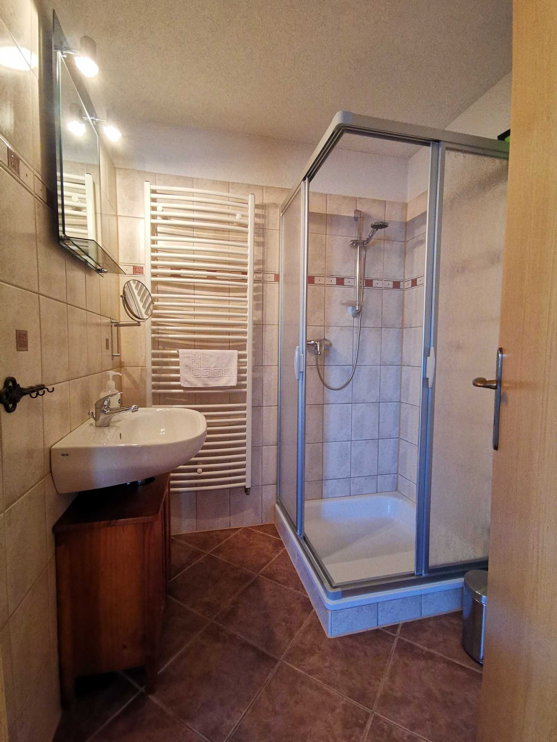 Douche, sèche-cheveux, serviettes fournies, savon