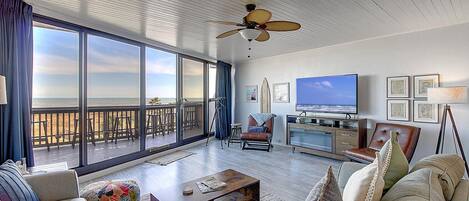 Platt-tv och ett bordtennisbord