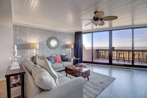 Een flatscreentelevisie en een tafeltennistafel