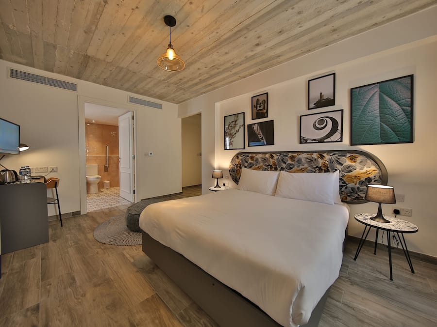 Cofres nos quartos, escrivaninha, espaço de trabalho para notebook