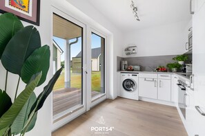 Een koelkast, een magnetron, een oven, een vaatwasser