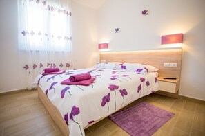 1 bedroom, WiFi, bed sheets - Apartment with pool near Porec, garden, air-conditioned, family-friendly (Nova Vas)