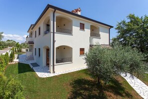 Exterior - Apartment with pool, 3 persons, garden, air-conditioned, family-friendly (Nova Vas)