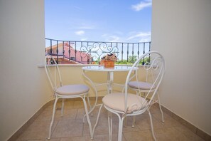Outdoor dining - Apartment with pool, 3 persons, garden, air-conditioned, family-friendly (Nova Vas)