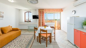 Ein modernes Apartment mit Essbereich, Küche und Wohnbereich.
