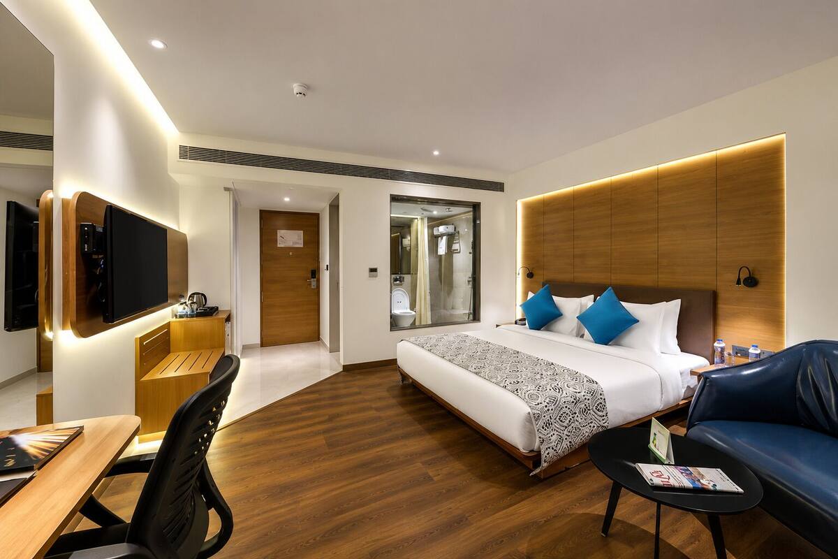 Room, 1 King Bed, City View | Premium bedding, minibar, in-room safe, desk