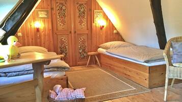2 Schlafzimmer, Schreibtisch, Bügeleisen/Bügelbrett, Reisekinderbett