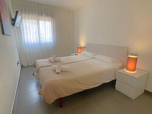 1 slaapkamer, een strijkplank/strijkijzer, gratis wifi, beddengoed