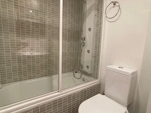 Baignoire, sĂšche-cheveux, serviettes fournies