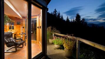 Chalet Keluarga, beberapa kamar, tepi gunung (Chalet Podgorje With Pool) | Teras/patio