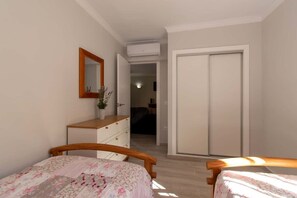 2 slaapkamers, een strijkplank/strijkijzer, wifi, beddengoed