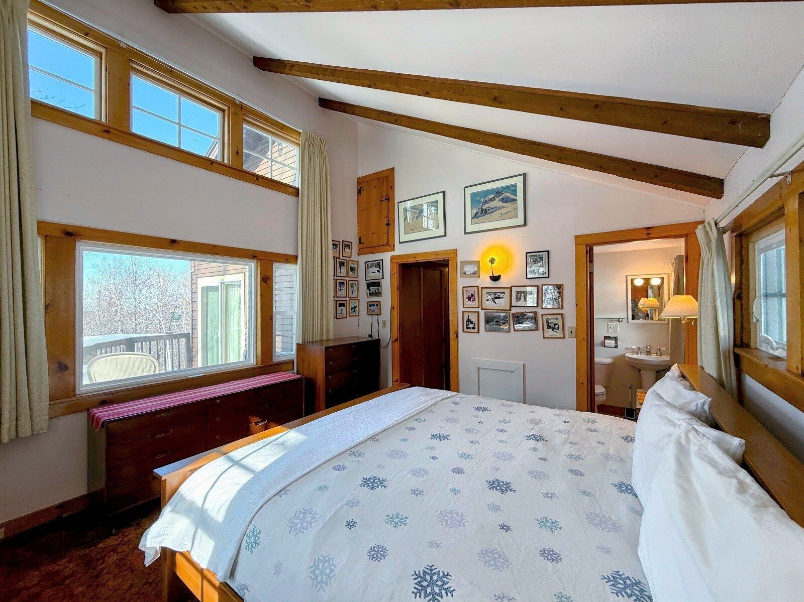 4 bedrooms, WiFi (free), bed sheets