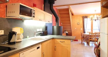 Geräumiges Chalet mit Terrasse und Holzofen in Zentrumsnähe