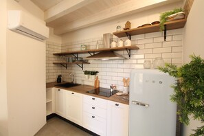 Réfrigérateur, four à micro-ondes, un four, surface de cuisson
