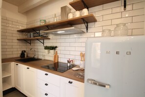Fridge, microwave, oven, stovetop - Cocciu d'Amuri | Two-room apartment in the historic center of Trapani (Trapani)