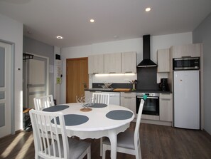 Geladeira, micro-ondas, lava-louças, cadeirão de bebê