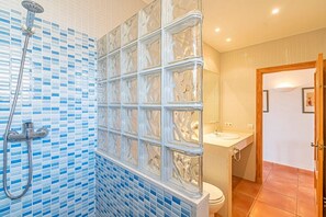 Séchoir à cheveux, serviettes fournies