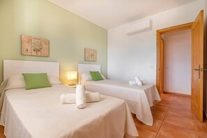 3 bedrooms, iron/ironing board, free WiFi, bed sheets