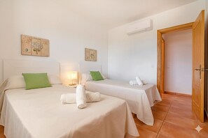 3 bedrooms, iron/ironing board, free WiFi, bed sheets
