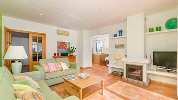 Televisie en een open haard